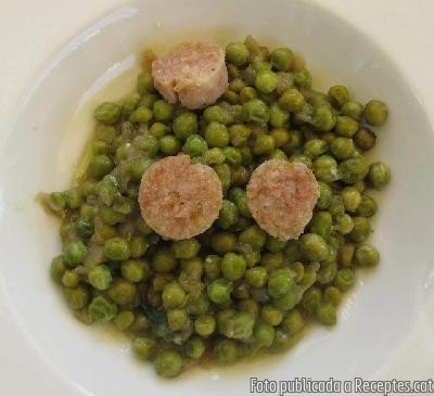 Pèsols estofats amb botifarra de perol